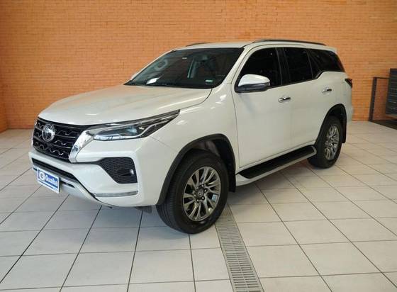 TOYOTA HILUX SW4 2.8 D-4D TURBO DIESEL SRX 7L 4X4 AUTOMÁTICO